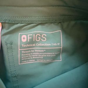 Figs color surgical green scrub set xs top and xs/p jogger bottoms